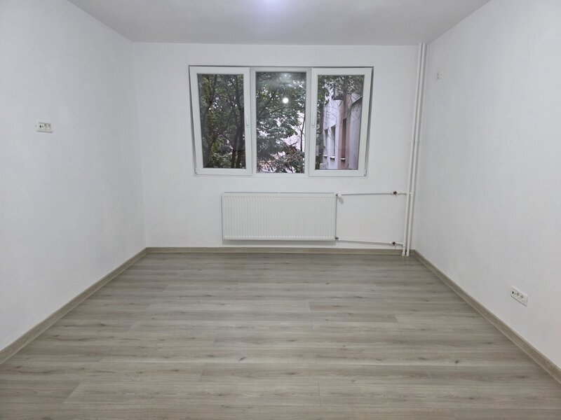 Titan, Jean Steriadi, Auchan,